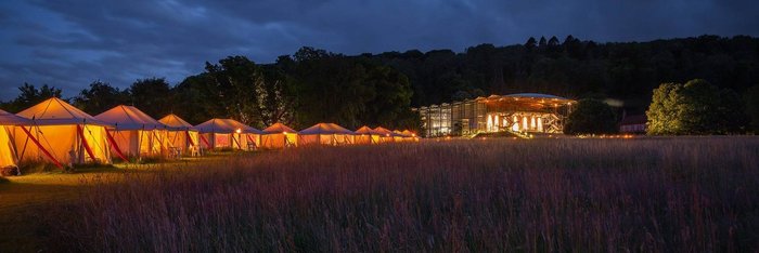 Beleuchtete Marquess im Garten des Festivalgeländes