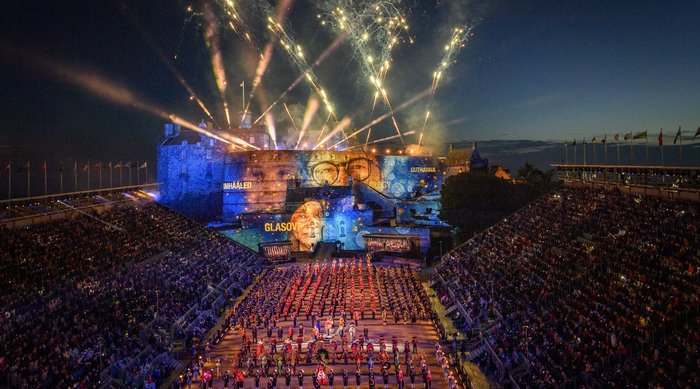 Lichtershow und Feuerwerk Tattoo Edinburgh