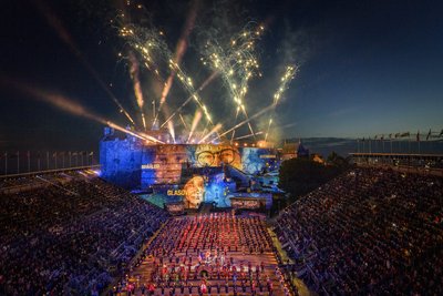 Lichtershow und Feuerwerk Tattoo Edinburgh