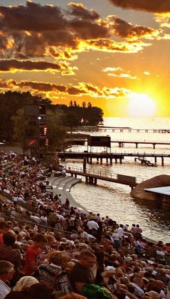 Bregenzer Festspiele Zuschauer mit Sonnenuntergang
