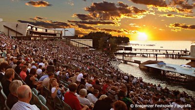 Bregenzer Festspiele Zuschauer mit Sonnenuntergang