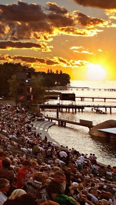 Bregenzer Festspiele Zuschauer mit Sonnenuntergang