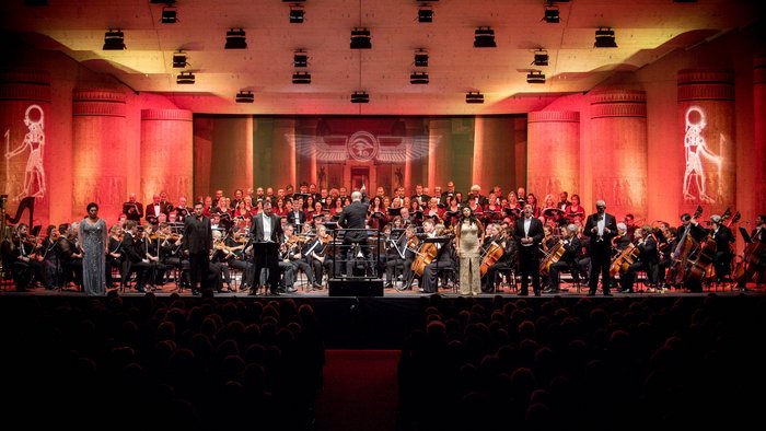Orchester auf einer Bühne beim GSTAAD MENUHIN FESTIVAL