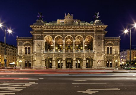 Wiener Staatsoper beleuchtet bei Nacht