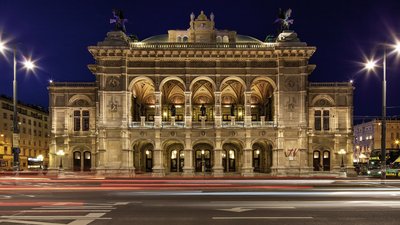 Wiener Staatsoper beleuchtet bei Nacht