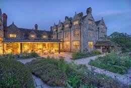 Gravetye Manor Hotel Aussenansicht vom Garten mit Beleuchtung